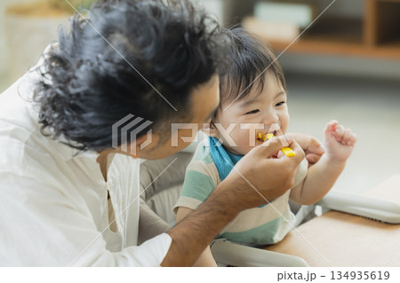 離乳食を食べる赤ちゃん　 134935619