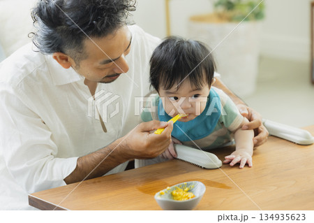 離乳食を食べる赤ちゃん　 134935623
