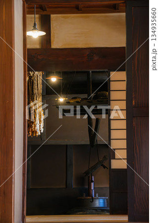 明りと囲炉裏端 134935660