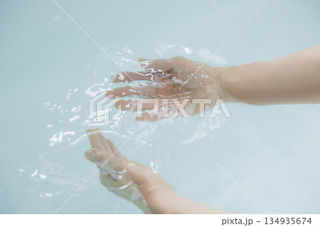お風呂　湯船　お湯　 134935674