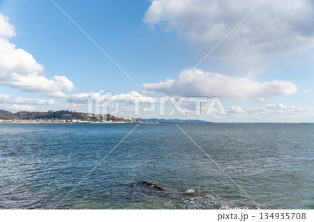 竹島から見える蒲郡クラシックホテルと三河湾 134935708