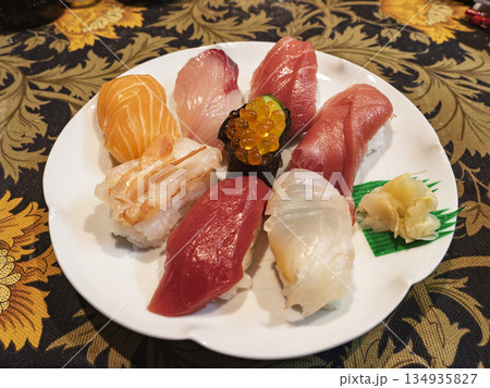 新鮮な輝き！彩り豊かな極上の握り寿司 134935827