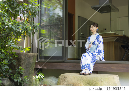 縁側に座る浴衣の女性 縁側に座る浴衣の女性 134935843