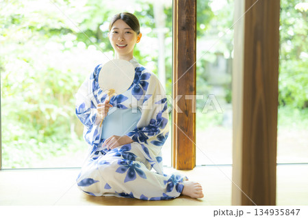 縁側に座る浴衣の女性 縁側に座る浴衣の女性 134935847