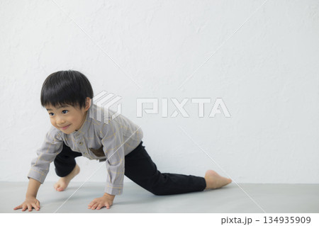床に座る幼児　 134935909
