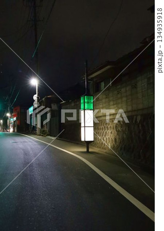 冬の夜のバス停とその周辺の風景 134935918