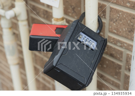 ガスメーターに取り付けられたキーボックス　 134935934