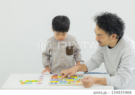 アルファベットのパーツで遊ぶ子供 134935966