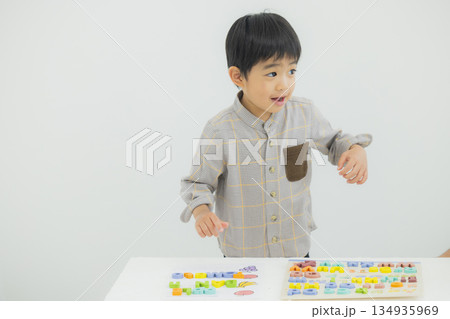 アルファベットのパーツで遊ぶ子供 134935969