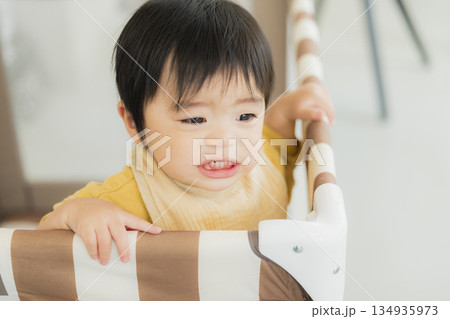 ベビーサークルの中の赤ちゃん 134935973