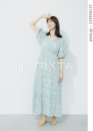 水色のワンピースを着た若い女性　 134936115