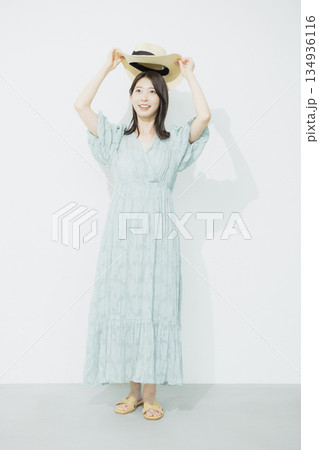 水色のワンピースを着た若い女性 水色のワンピースを着た若い女性 134936116