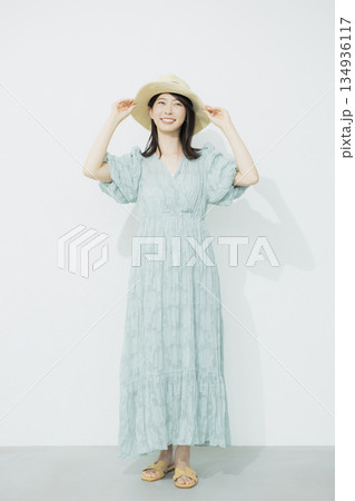 水色のワンピースを着た若い女性 水色のワンピースを着た若い女性 134936117