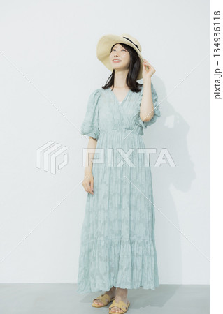 水色のワンピースを着た若い女性　 134936118