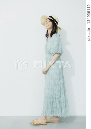 水色のワンピースを着た若い女性　 134936119
