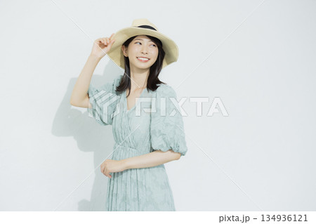 水色のワンピースを着た若い女性　 134936121