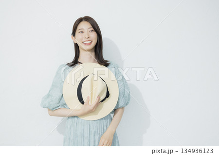 水色のワンピースを着た若い女性 水色のワンピースを着た若い女性 134936123