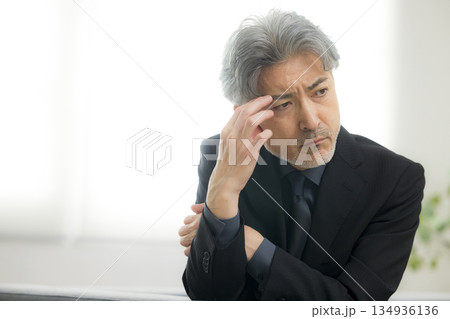 悩むミドルシニア夫婦イメージ　　 134936136