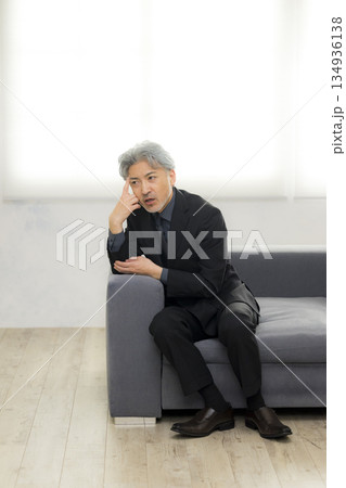 悩むミドルシニア夫婦イメージ　　 134936138