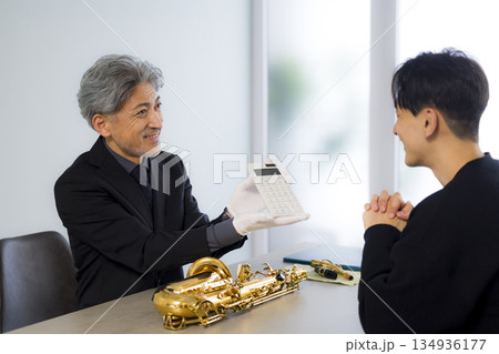 サックスを買取査定するの男性 134936177