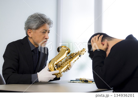サックスを買取査定するの男性 サックスを買取査定するの男性 134936201