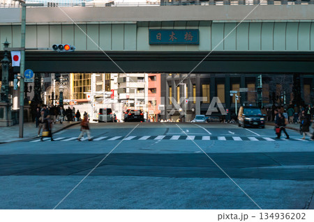 冬の日本橋 高架下の交差点風景 134936202