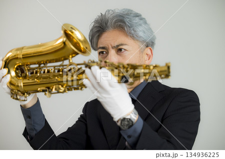 サックスを買取査定する男性 134936225