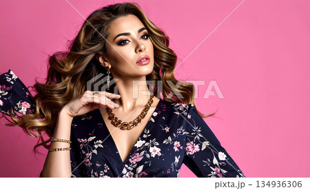 ジュエリーを纏った美人女性がドレス姿で放つエレガンス 134936306