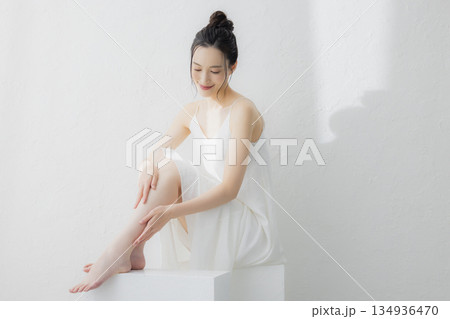 脚をマッサージする女性 脚をマッサージする女性 134936470