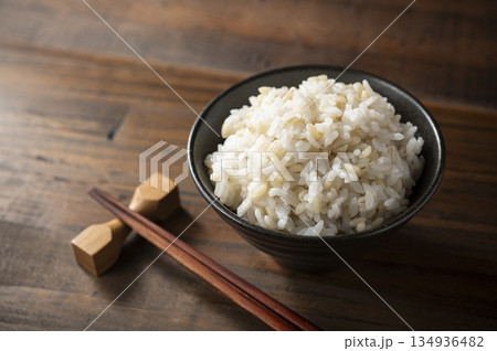 もち麦ごはん 134936482