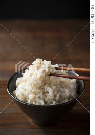 もち麦ごはん もち麦ごはん 134936485