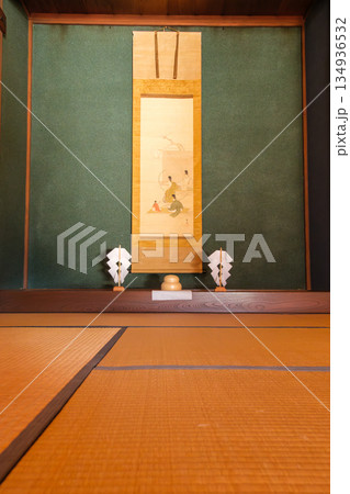 床の間の正月飾り 134936532