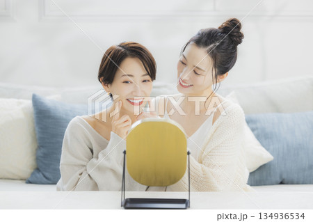 部屋でホットコーヒーを飲む女性   134936534
