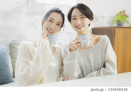 部屋でホットコーヒーを飲む女性 部屋でホットコーヒーを飲む女性 134936536