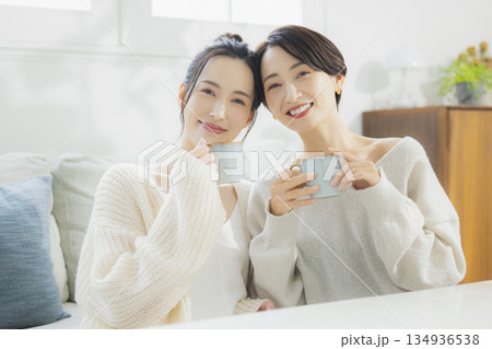 部屋でホットコーヒーを飲む女性 部屋でホットコーヒーを飲む女性 134936538