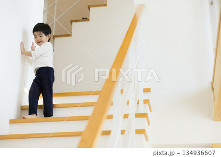 階段を降りる男の子 134936607