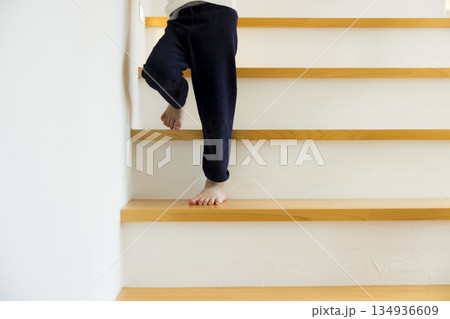 階段を降りる男の子 階段を降りる男の子 134936609