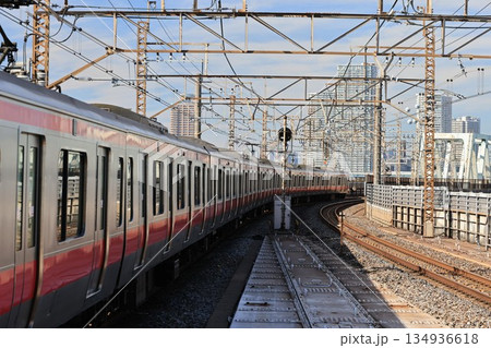 新木場駅を出発したJR京葉線上り電車 134936618