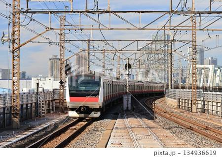 新木場駅を出発したJR京葉線上り電車 134936619