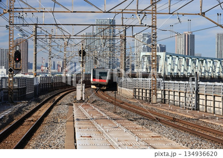 新木場駅に向かって来るJR京葉線の電車 134936620