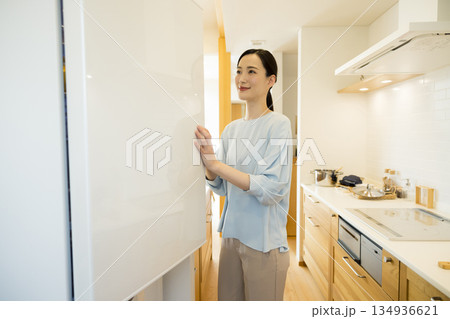 冷蔵庫を開ける女性 134936621