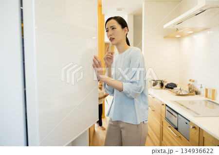 冷蔵庫を開ける女性 冷蔵庫を開ける女性 134936622