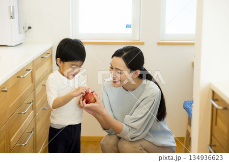 冷蔵庫を開ける女性 134936623