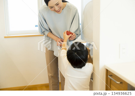 冷蔵庫を開ける女性 冷蔵庫を開ける女性 134936625