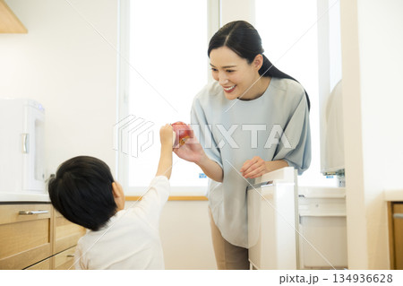 冷蔵庫を開ける女性 134936628