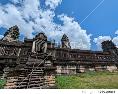 アンコールワット 仏塔を見上げる 134936664
