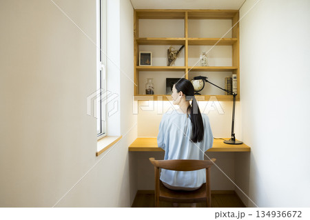書斎スペースで仕事をする女性 134936672