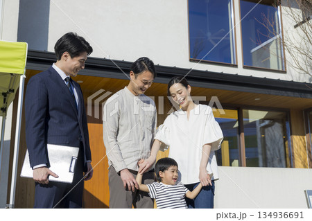 住宅展示場を案内する営業マン 住宅展示場を案内する営業マン 134936691