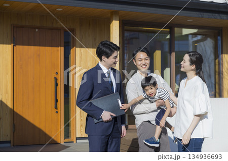 住宅展示場を案内する営業マン 住宅展示場を案内する営業マン 134936693