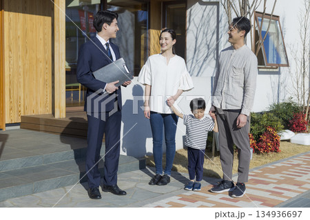 住宅展示場を案内する営業マン 住宅展示場を案内する営業マン 134936697